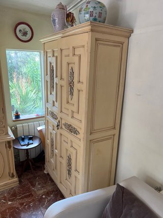 Armario de madera beige con detalles dorados