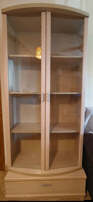 Vitrina de madera con cajón