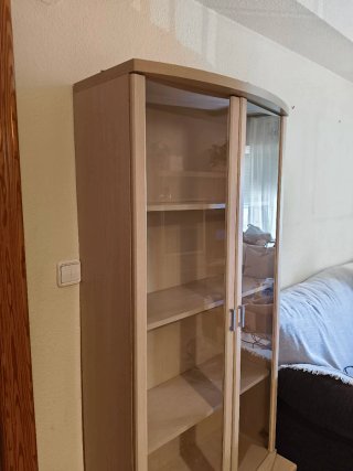 Vitrina de madera con cajón