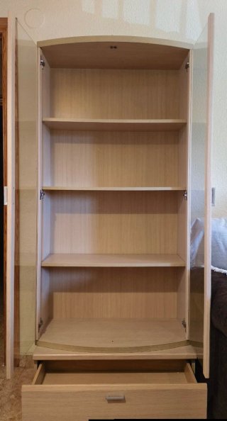 Vitrina de madera con cajón