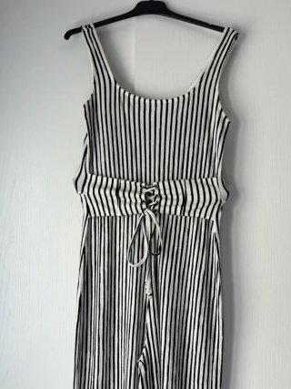 Mono Bershka rayas blanco y negro