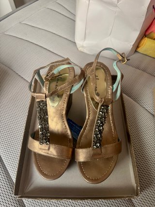 Sandalias Alma en Pena doradas cuña
