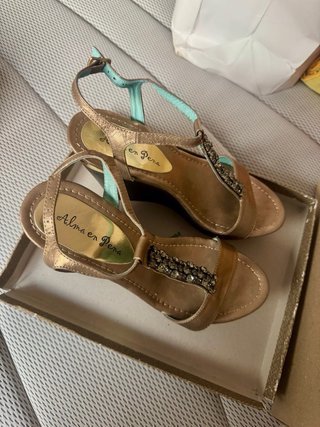 Sandalias Alma en Pena doradas cuña