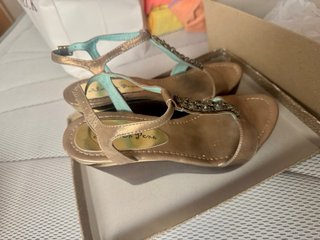 Sandalias Alma en Pena doradas cuña