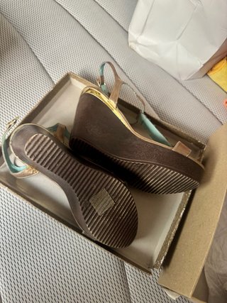 Sandalias Alma en Pena doradas cuña