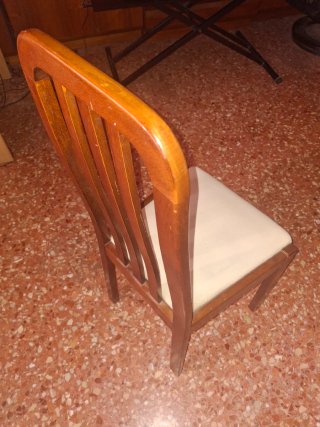 Silla de madera con asiento acolchado