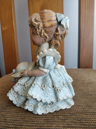 Figura niña escayola antigua.