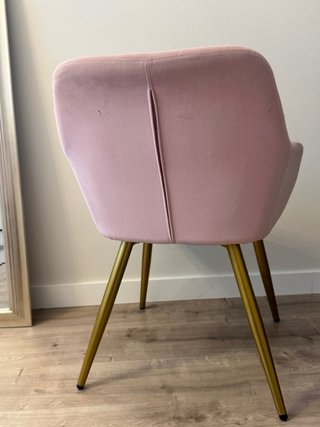 Silla diseño rosa patas doradas