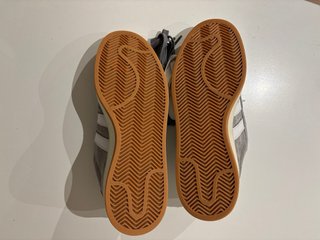 Zapatillas Adidas Grises y Blanca Modelo Campus