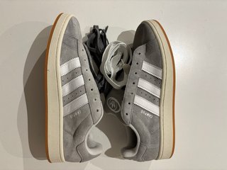 Zapatillas Adidas Grises y Blanca Modelo Campus