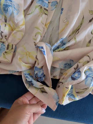 Camicia Guess satinata fiori nodo