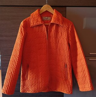 Parka acolchada naranja. Talla M/L