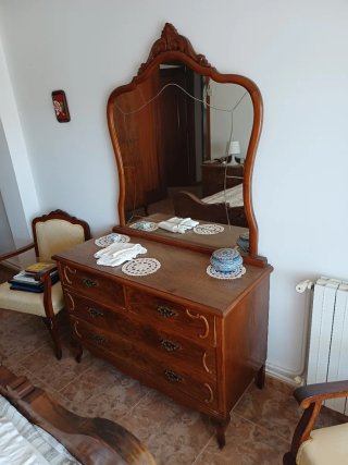 Tocador antiguo de madera con espejo