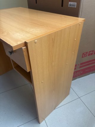 Escritorio de madera color beige