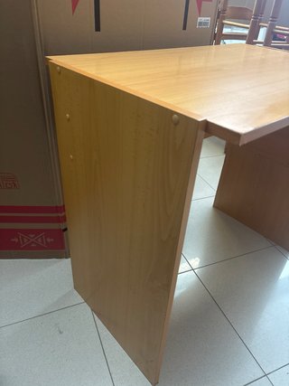 Escritorio de madera color beige