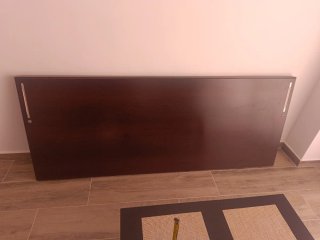 Cabecero de madera marrón