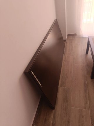 Cabecero de madera marrón