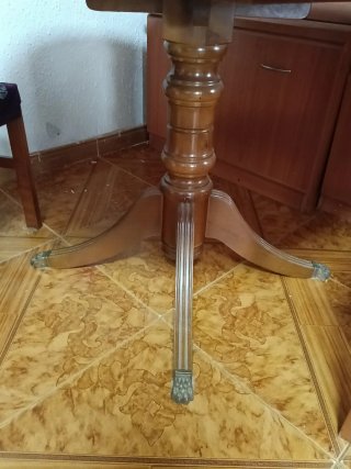 Mesa de comedor redonda de madera