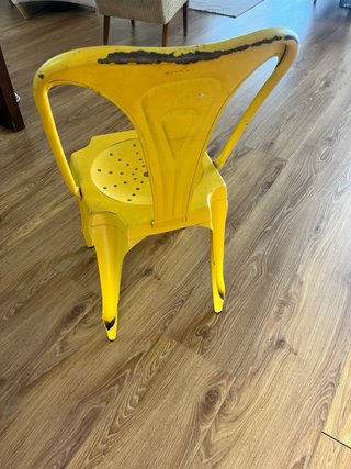 Silla de metal amarilla estilo industrial