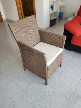 Sillón ratán sintético con cojín blanco