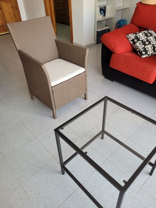 Sillón ratán sintético con cojín blanco
