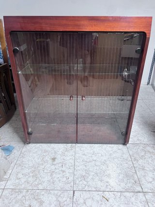 Armario vitrina de madera y cristal