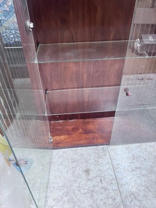 Armario vitrina de madera y cristal