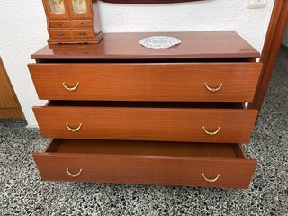 Cómoda de madera con espejo