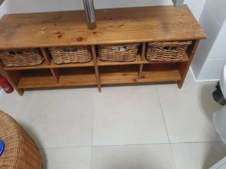 Mueble de madera con cestas de mimbre