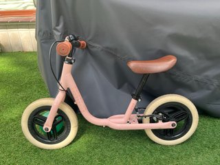 Bicicleta de equilibrio rosa