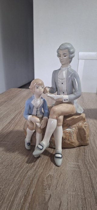 Figura antigua de porcelana