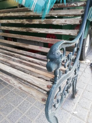 Banco antiguo de madera y metal