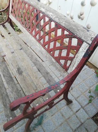 Banco antiguo de madera y metal