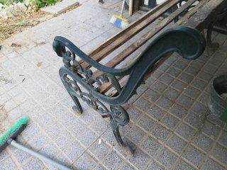 Banco antiguo de madera y metal