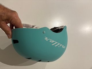 Casco de skate turquesa Nunca usado