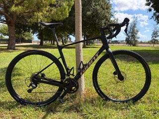 Bici Gravel Giant Revolt Adv 3 fibra de carbono