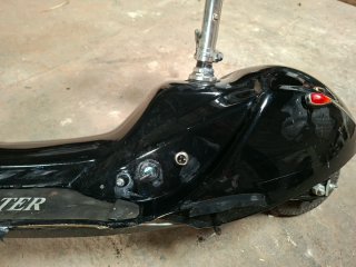 Patinete Eléctrico Negro con Asiento