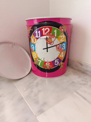 Contenedor pongotodo multicolor con diseño de relo