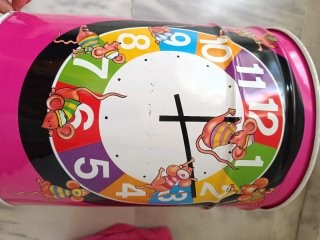 Contenedor pongotodo multicolor con diseño de relo