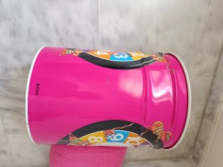 Contenedor pongotodo multicolor con diseño de relo