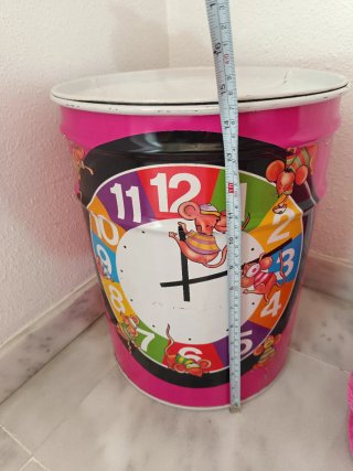 Contenedor pongotodo multicolor con diseño de relo