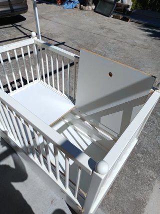 Cuna de bebé blanca con colchón