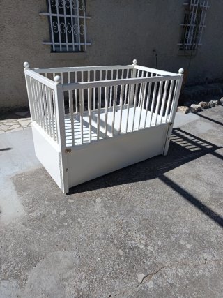 Cuna de bebé blanca con colchón
