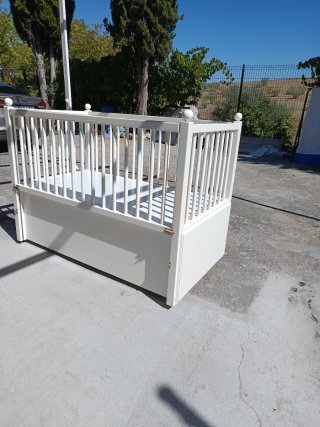 Cuna de bebé blanca con colchón