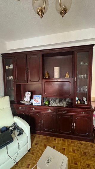 Mueble de salón grande de madera con vitrinas