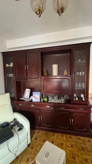 Mueble de salón grande de madera con vitrinas