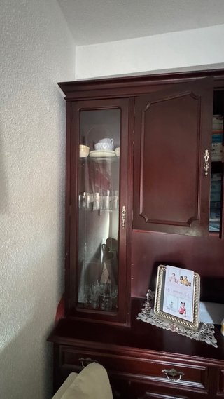 Mueble de salón grande de madera con vitrinas