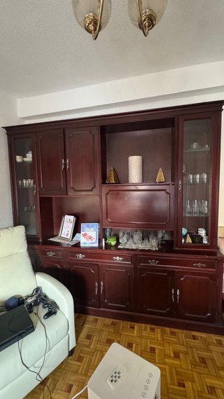 Mueble de salón grande de madera con vitrinas