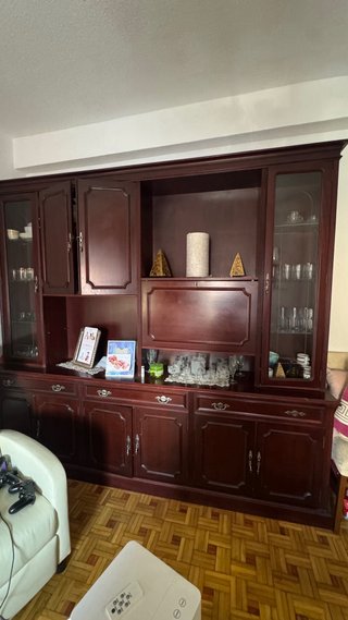 Mueble de salón grande de madera con vitrinas
