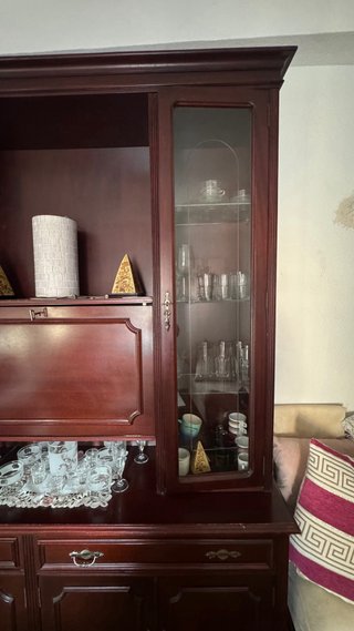 Mueble de salón grande de madera con vitrinas